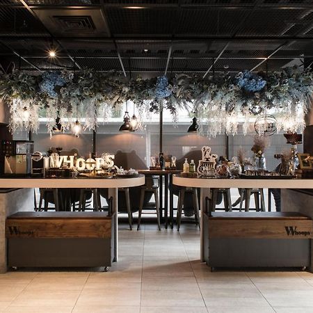 Whoops Hotel Taichung Bagian luar foto