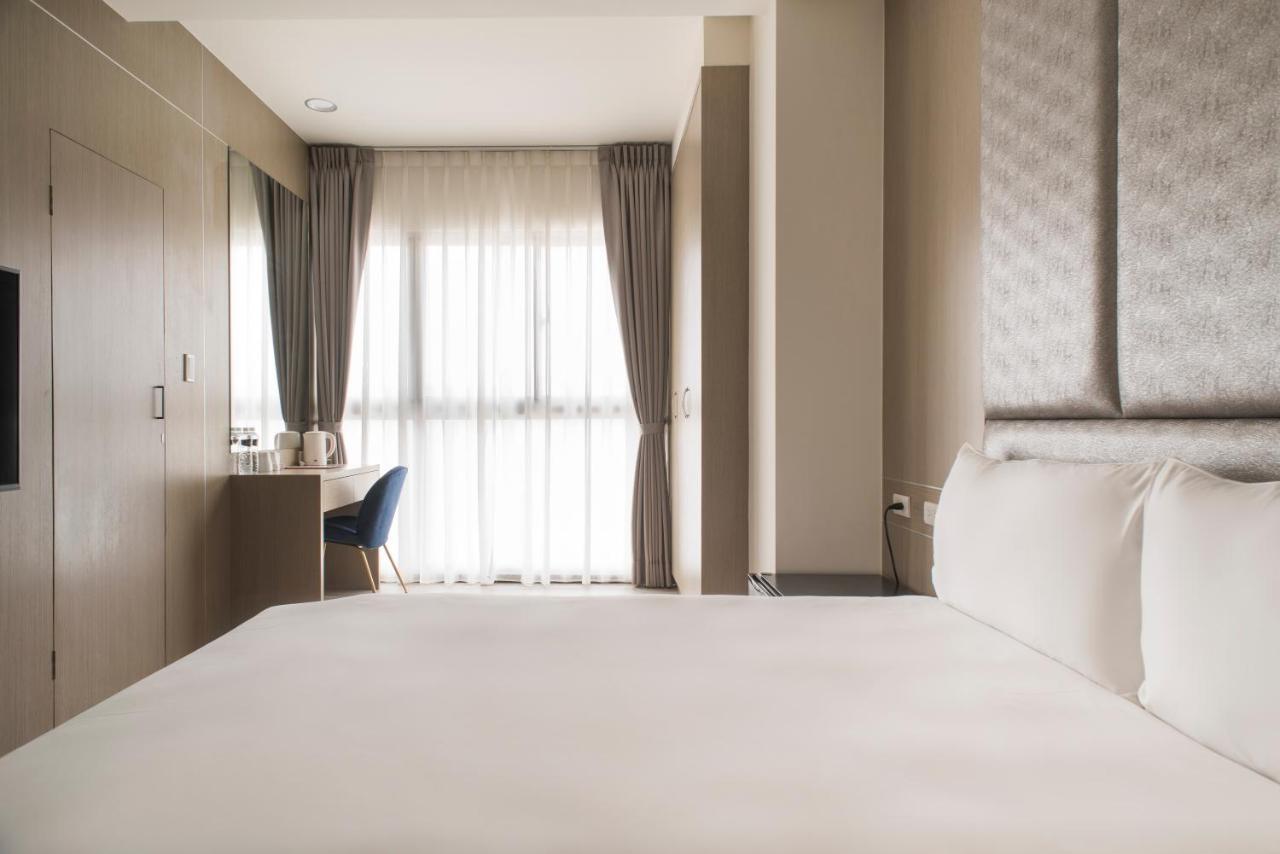 Whoops Hotel Taichung Bagian luar foto