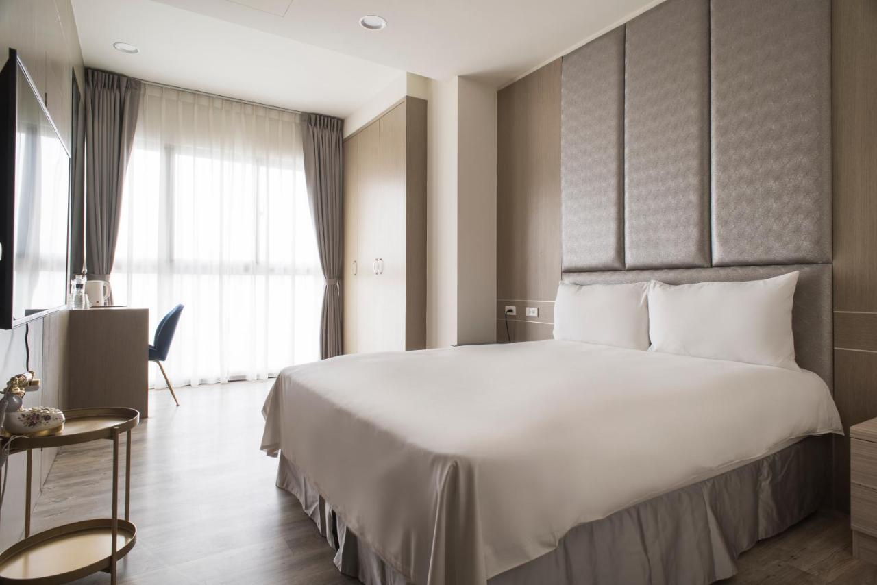 Whoops Hotel Taichung Bagian luar foto