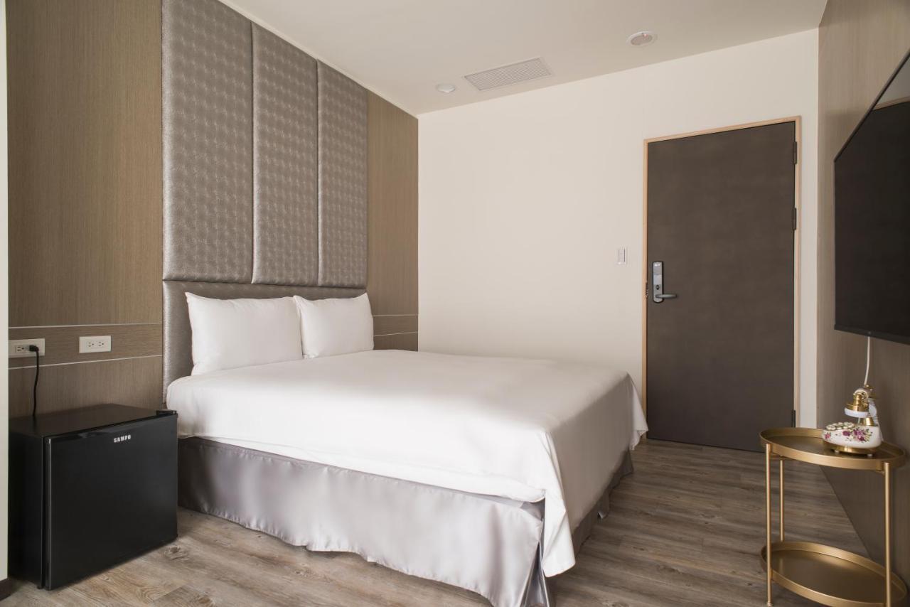 Whoops Hotel Taichung Bagian luar foto