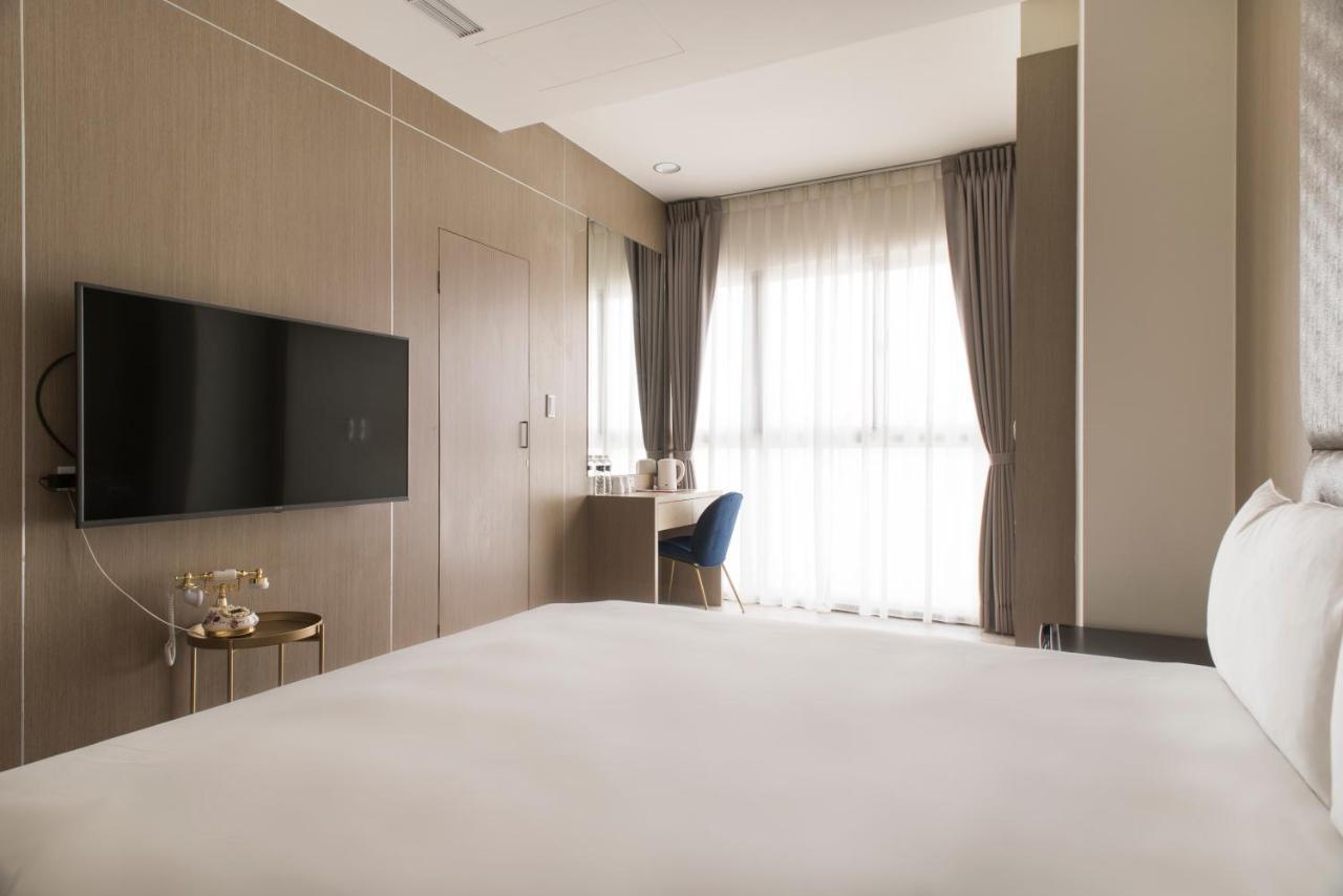 Whoops Hotel Taichung Bagian luar foto