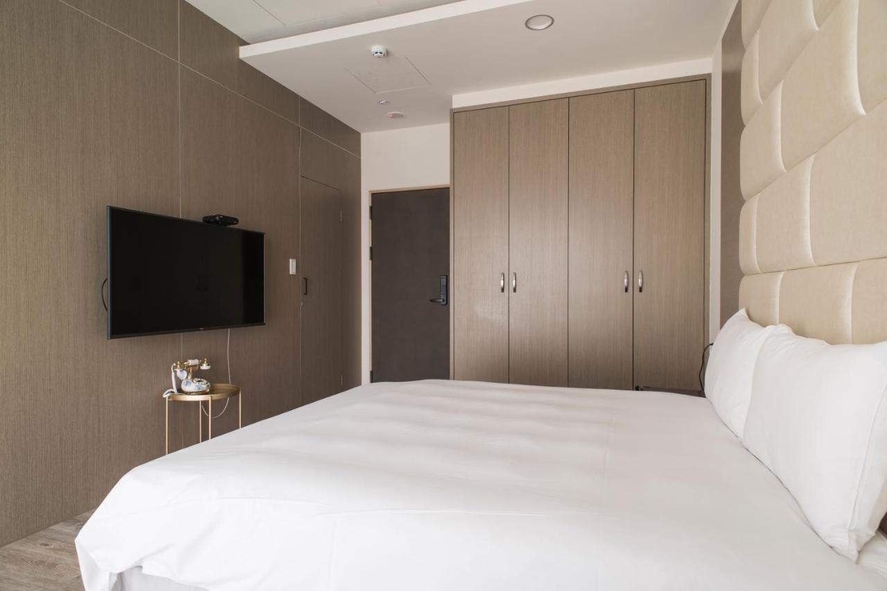 Whoops Hotel Taichung Bagian luar foto