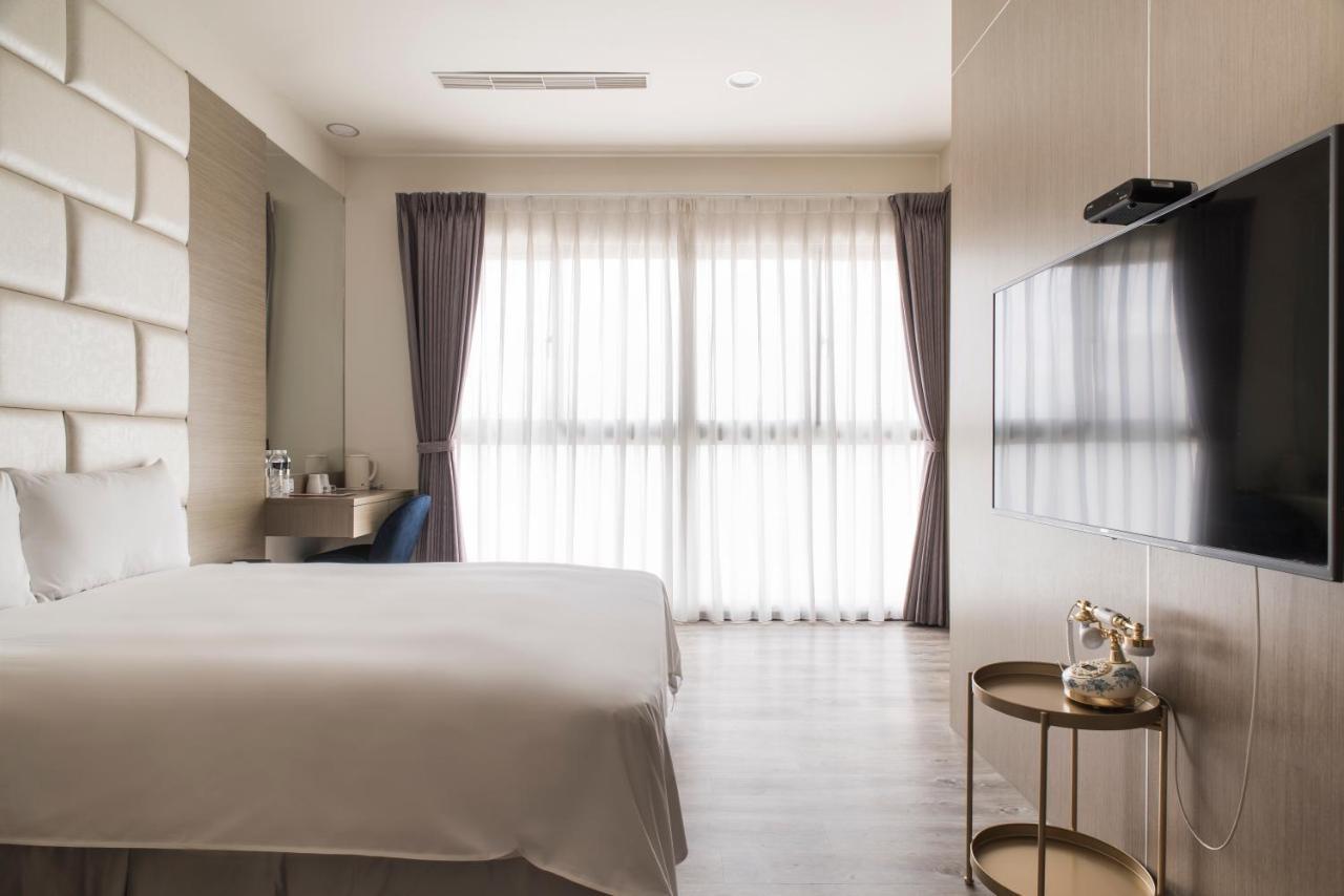 Whoops Hotel Taichung Bagian luar foto