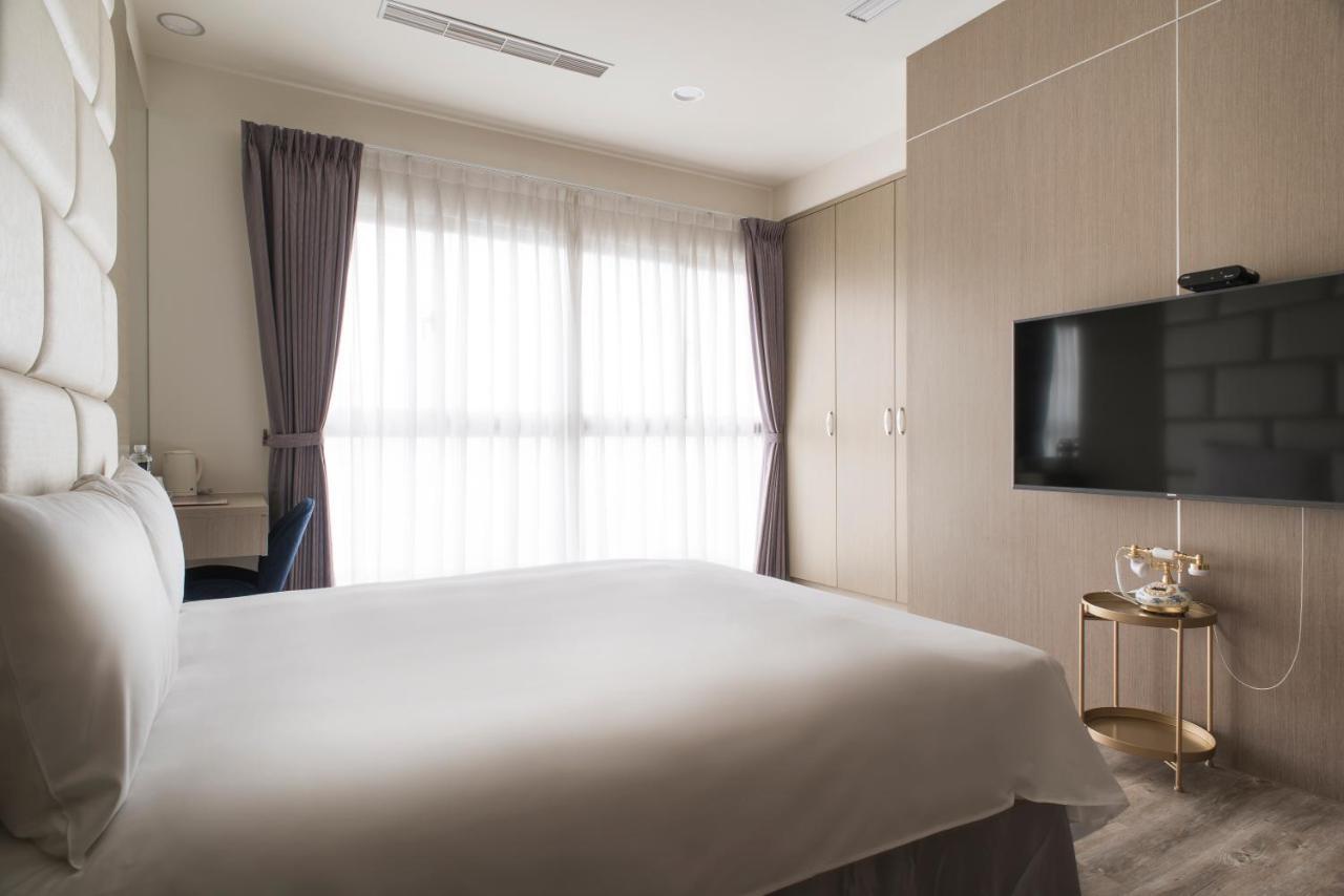 Whoops Hotel Taichung Bagian luar foto