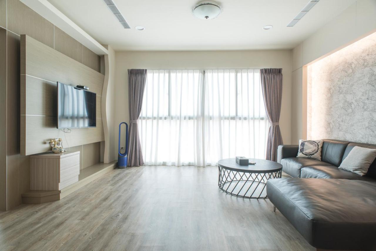 Whoops Hotel Taichung Bagian luar foto