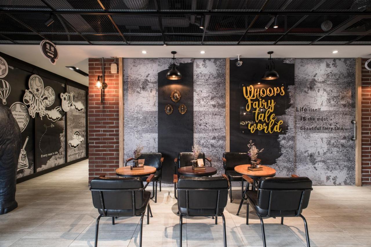 Whoops Hotel Taichung Bagian luar foto