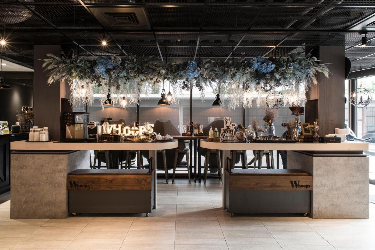 Whoops Hotel Taichung Bagian luar foto