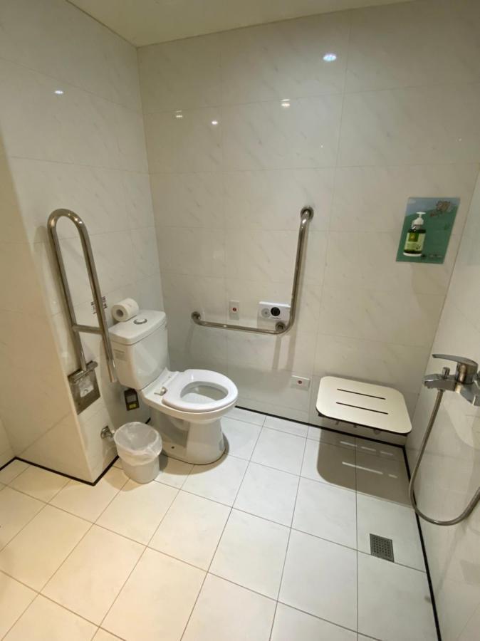 Whoops Hotel Taichung Bagian luar foto