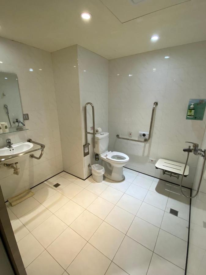 Whoops Hotel Taichung Bagian luar foto