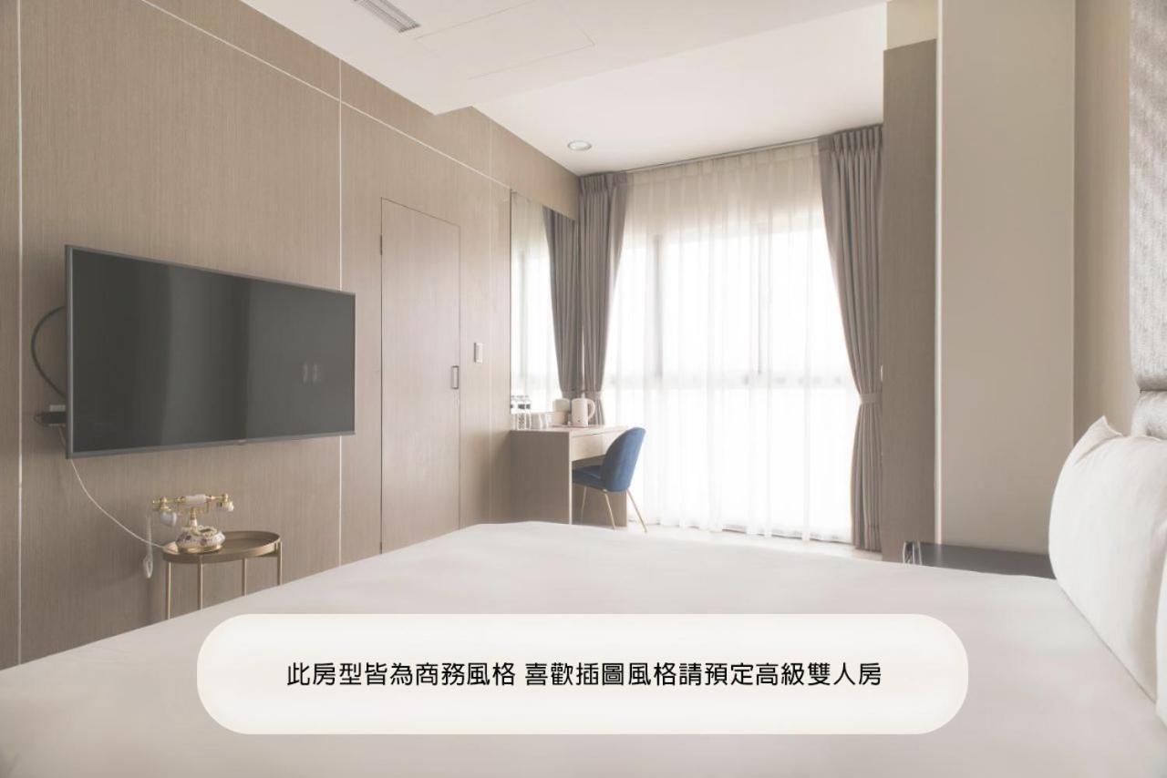 Whoops Hotel Taichung Bagian luar foto