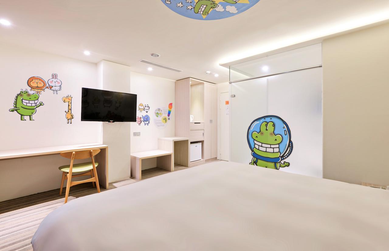 Whoops Hotel Taichung Bagian luar foto