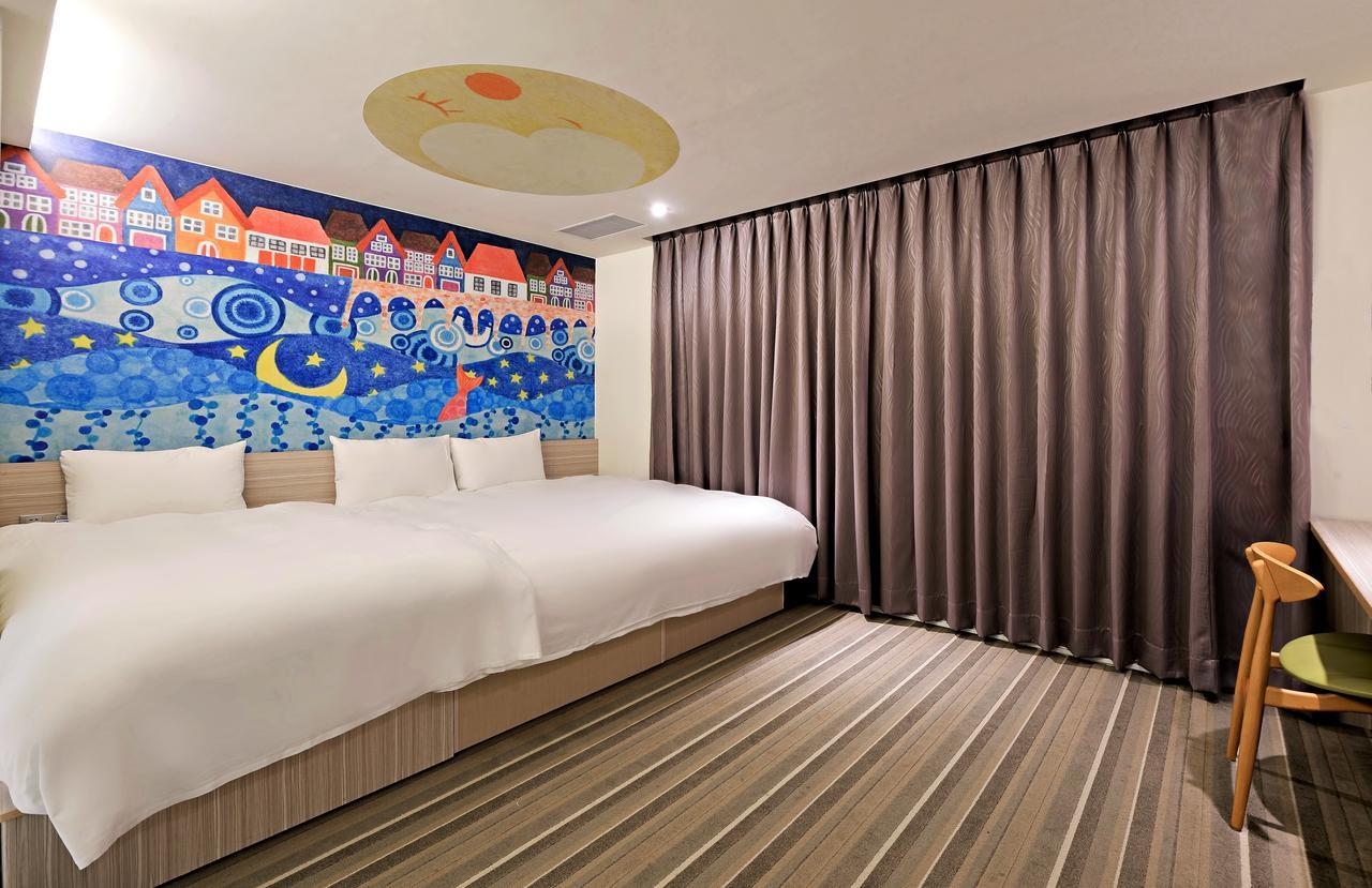 Whoops Hotel Taichung Bagian luar foto