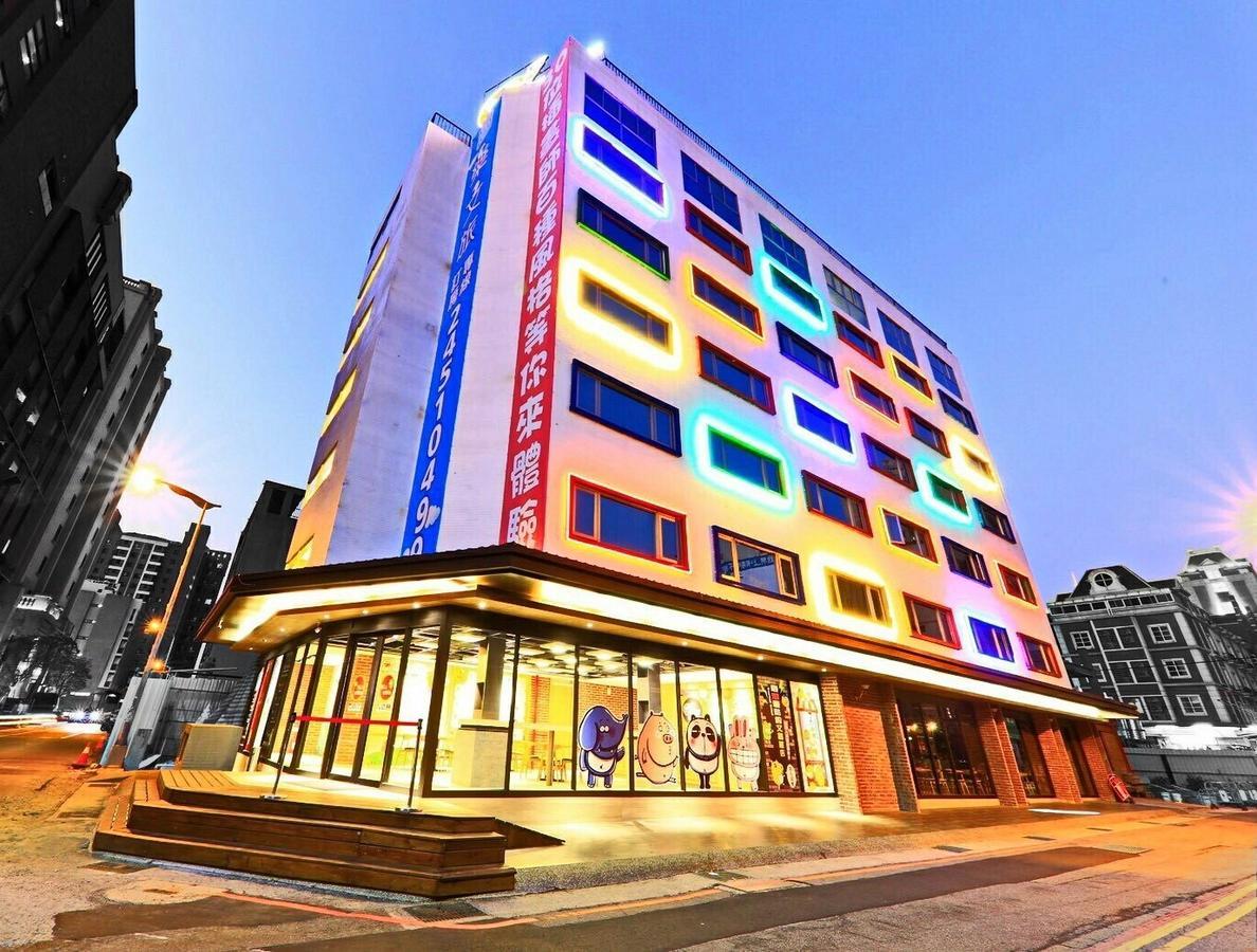 Whoops Hotel Taichung Bagian luar foto
