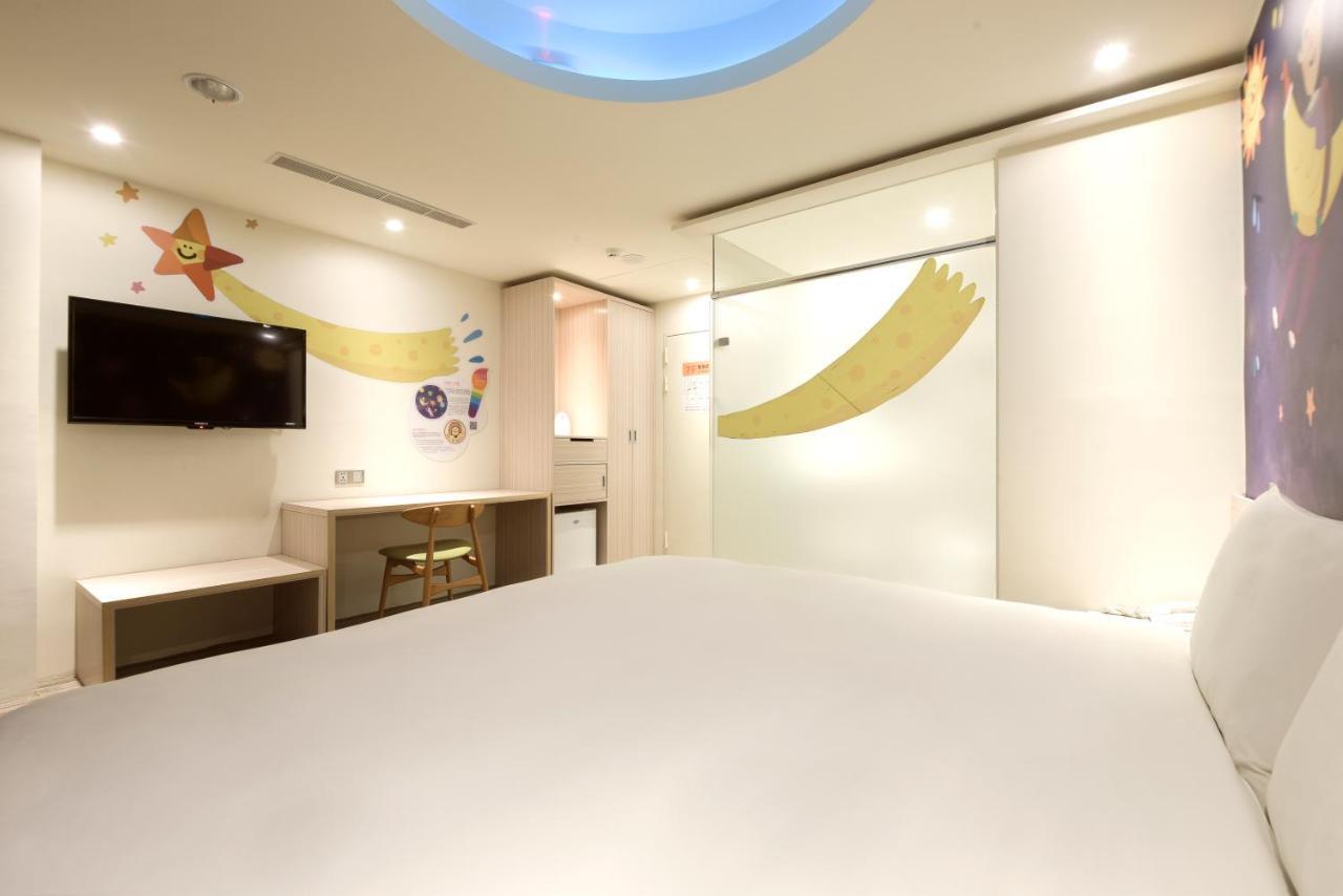 Whoops Hotel Taichung Bagian luar foto