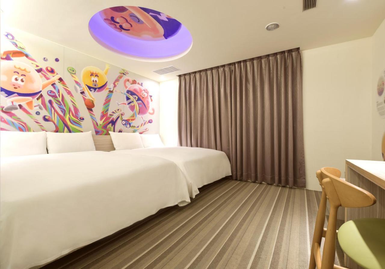 Whoops Hotel Taichung Bagian luar foto