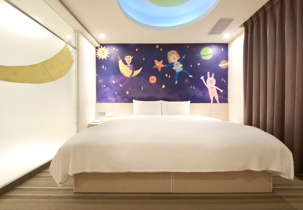 Whoops Hotel Taichung Bagian luar foto