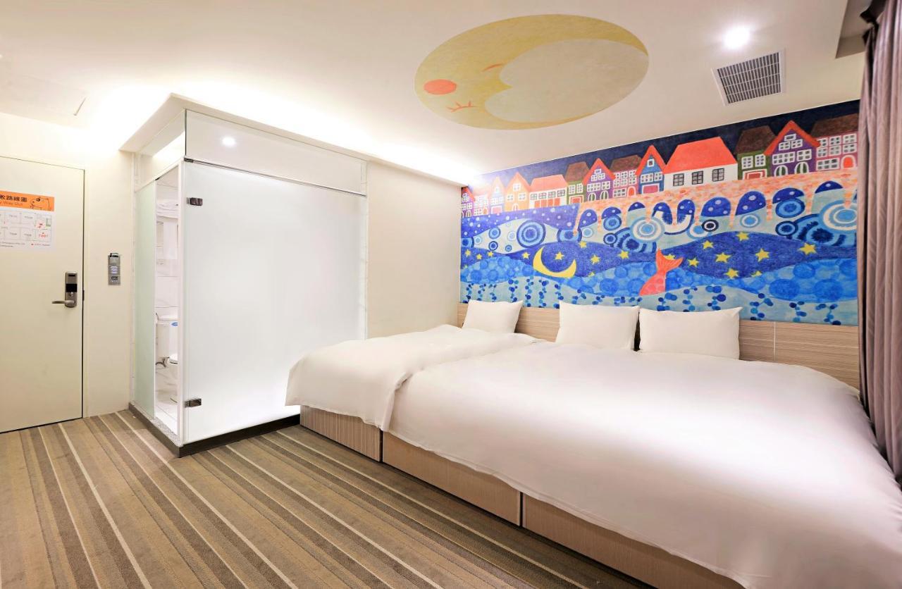 Whoops Hotel Taichung Bagian luar foto