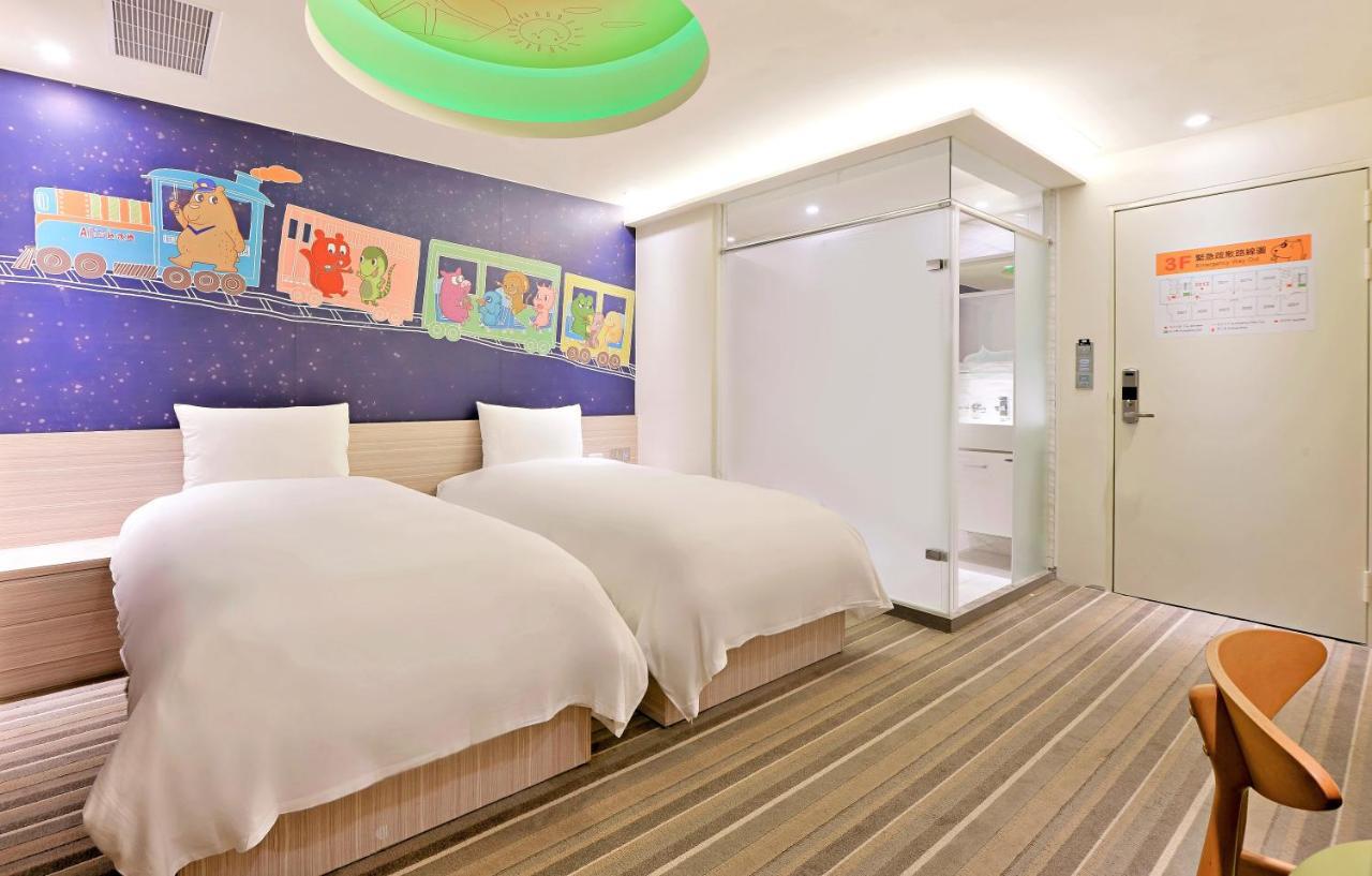 Whoops Hotel Taichung Bagian luar foto