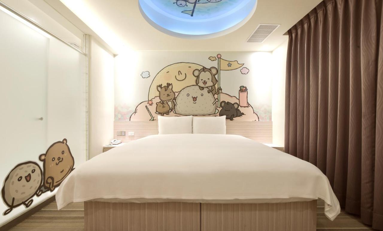 Whoops Hotel Taichung Bagian luar foto