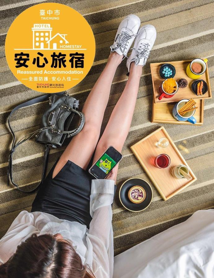 Whoops Hotel Taichung Bagian luar foto