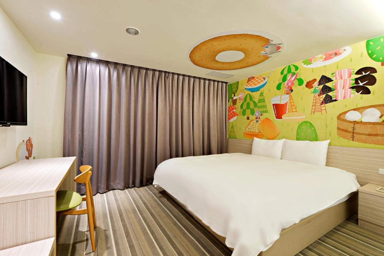 Whoops Hotel Taichung Bagian luar foto