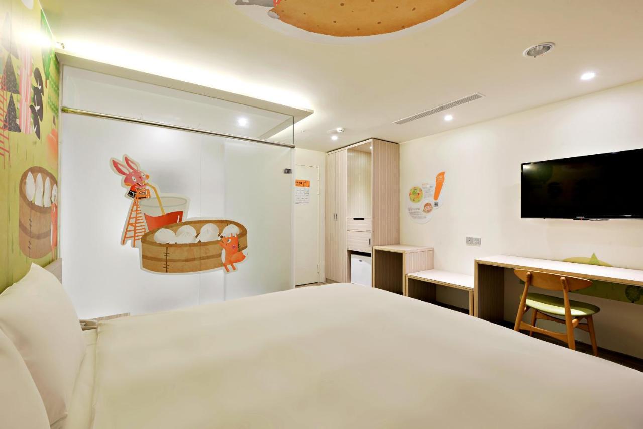 Whoops Hotel Taichung Bagian luar foto
